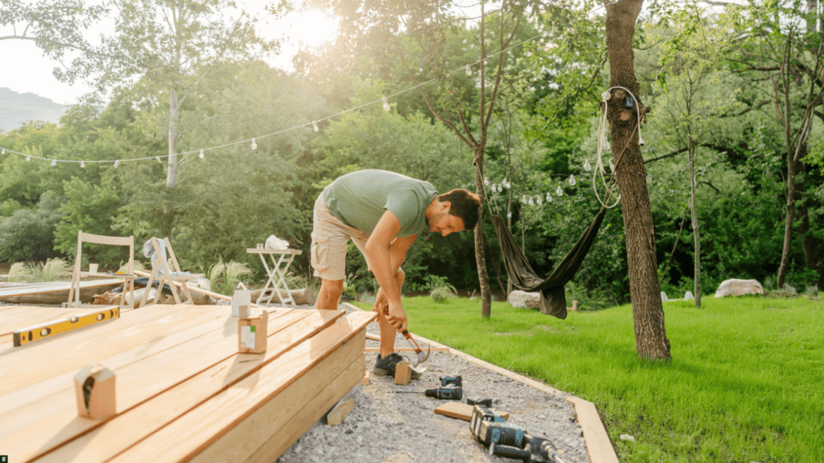 Die Holzdielen werden vorsichtig angeklopft