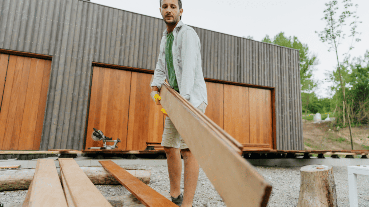 Die Holzdielen sollten zur Vorbereitung in greifbare Nähe gebracht werden