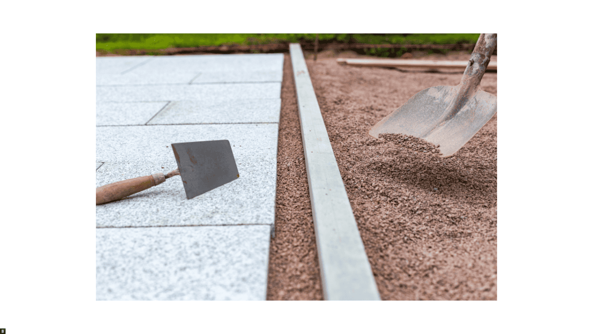 Zum Ausgleich wird Splitt mit der Schaufel eingeworfen