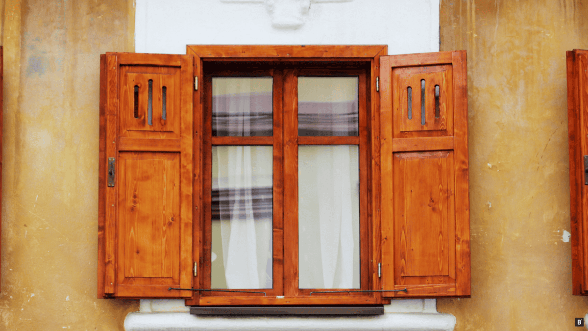 Ein restauriertes Holzfenster