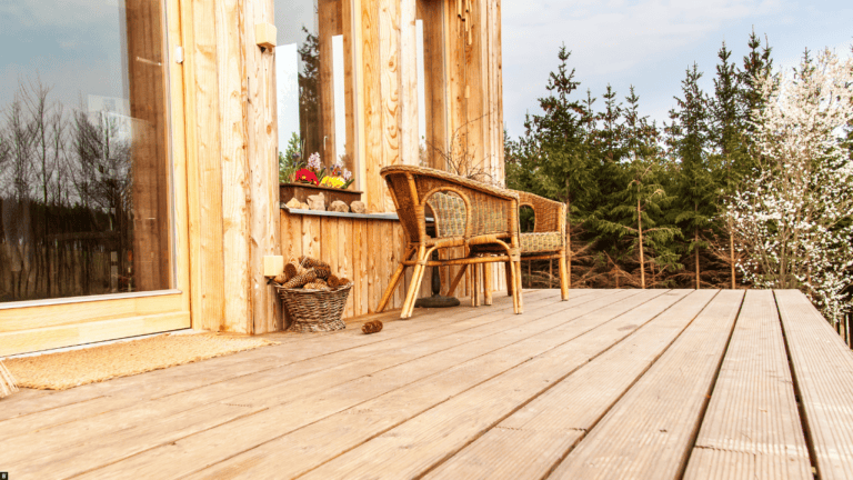Ein Holzhaus mit Holzterrasse