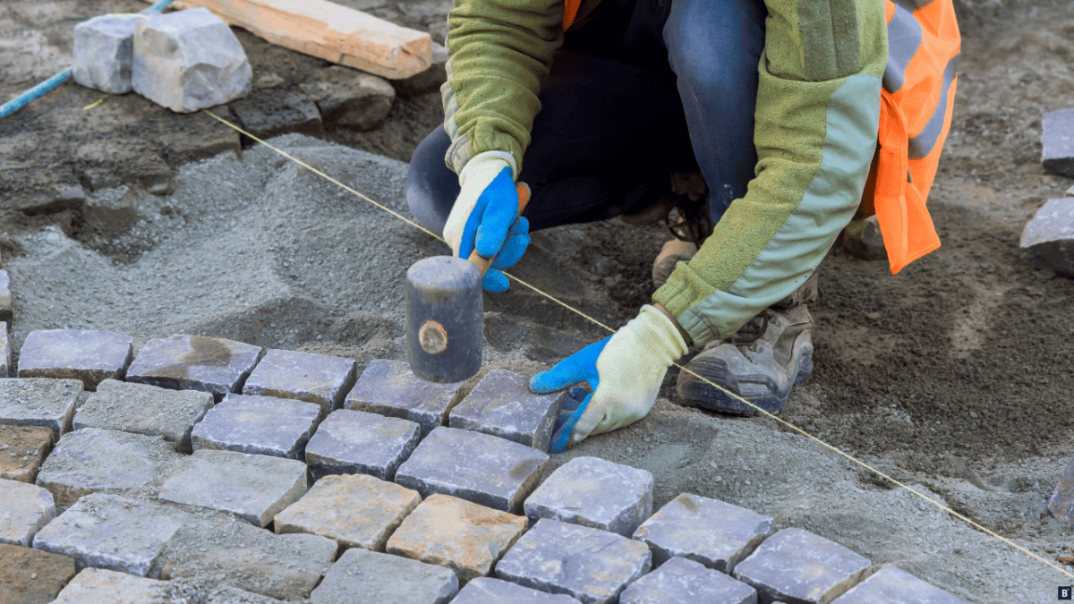 Kopfsteinpflaster wird in einem Rundbogen verlegt