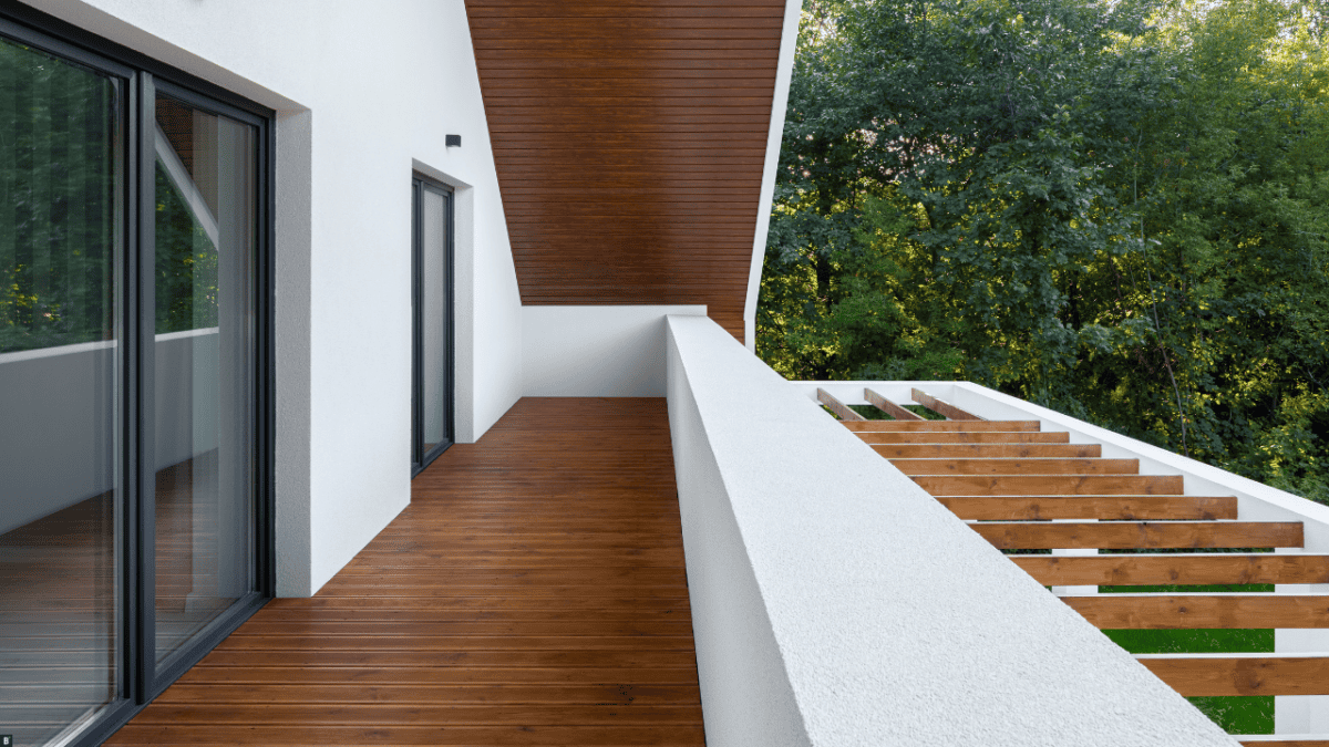 Moderner Balkon mit Holzdielen