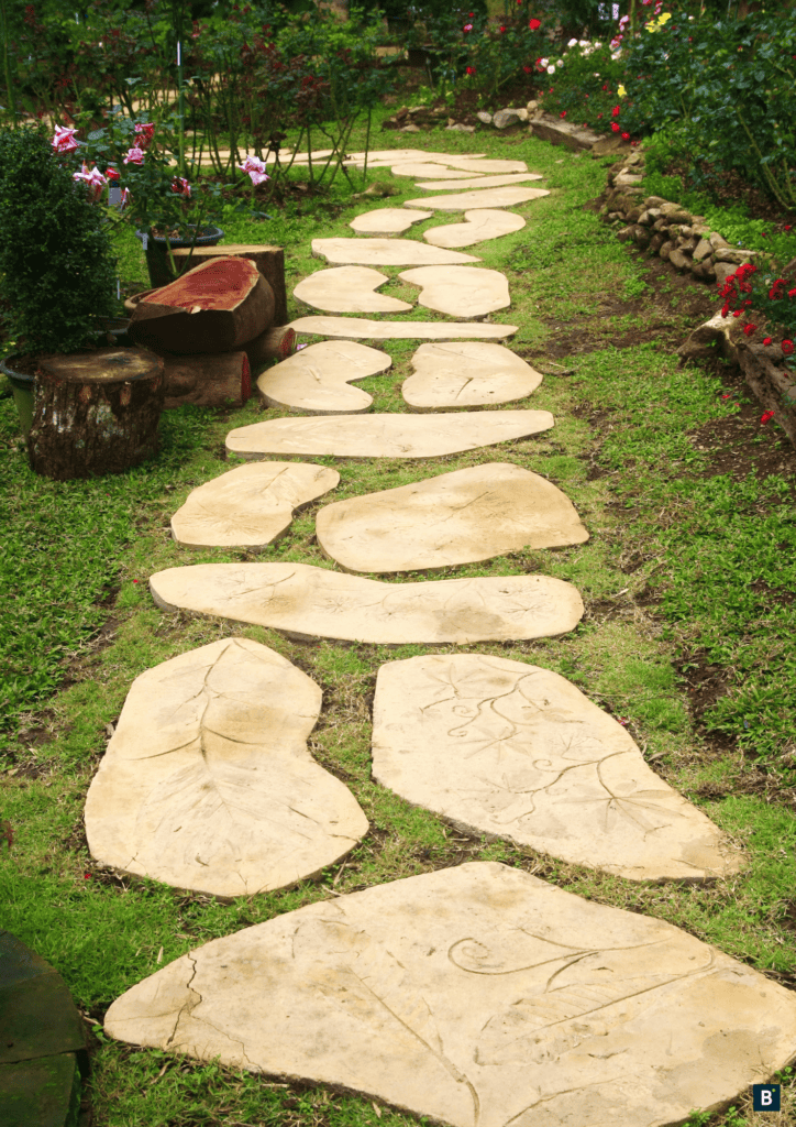 Ein Gehweg im Garten mit verschiedenen, rundlichen Natursteinplatten