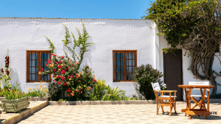 Eine mediterrane Terrasse mit Natursteinboden