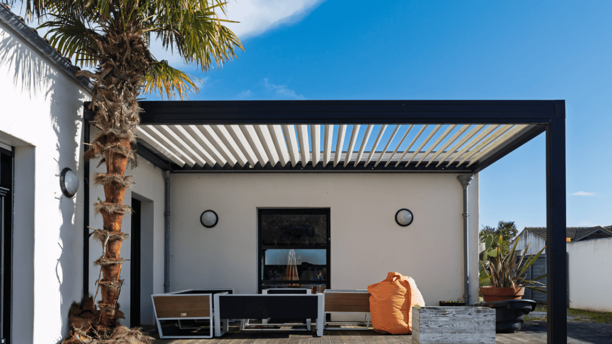 Eine Terrasse mit Pergola aus Metall