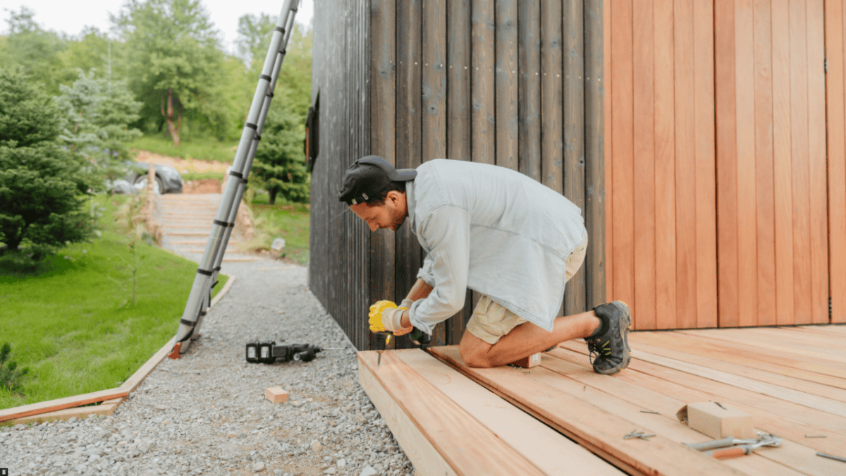Die Terrassenholzdielen werden festgeschraubt