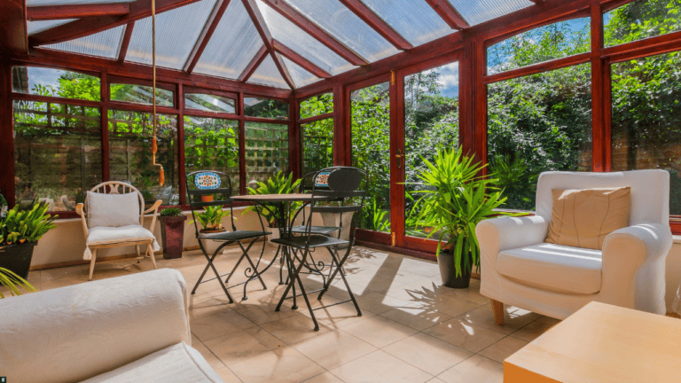 Ein Wintergarten mit Sitzgelegenheiten