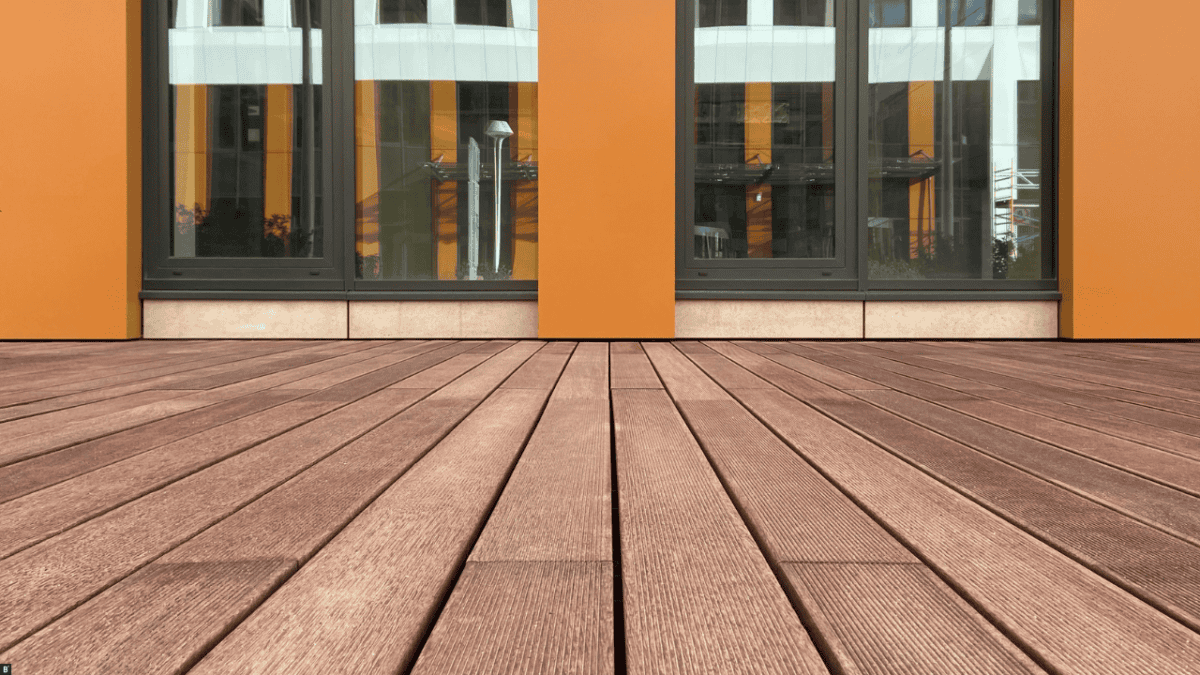 Braune WPC Dielen verlegt