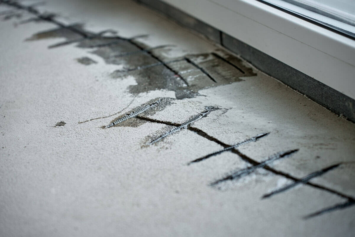 Risse im Estrich werden repariert