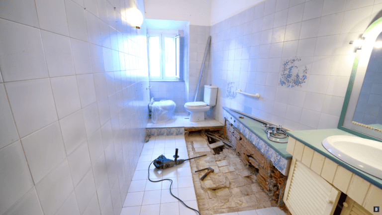 Badumbau, Abriss von Badewanne