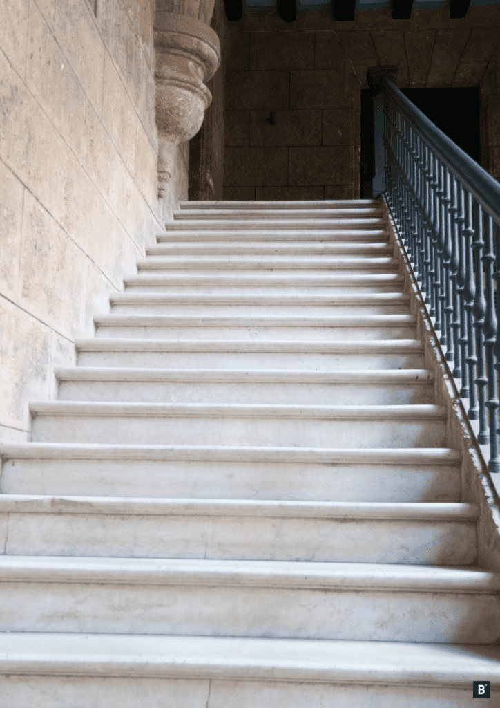 Eine beige Natursteintreppe