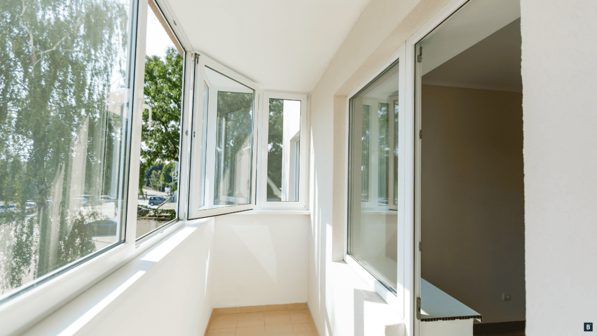 Verglaster Balkon mit Fenstern