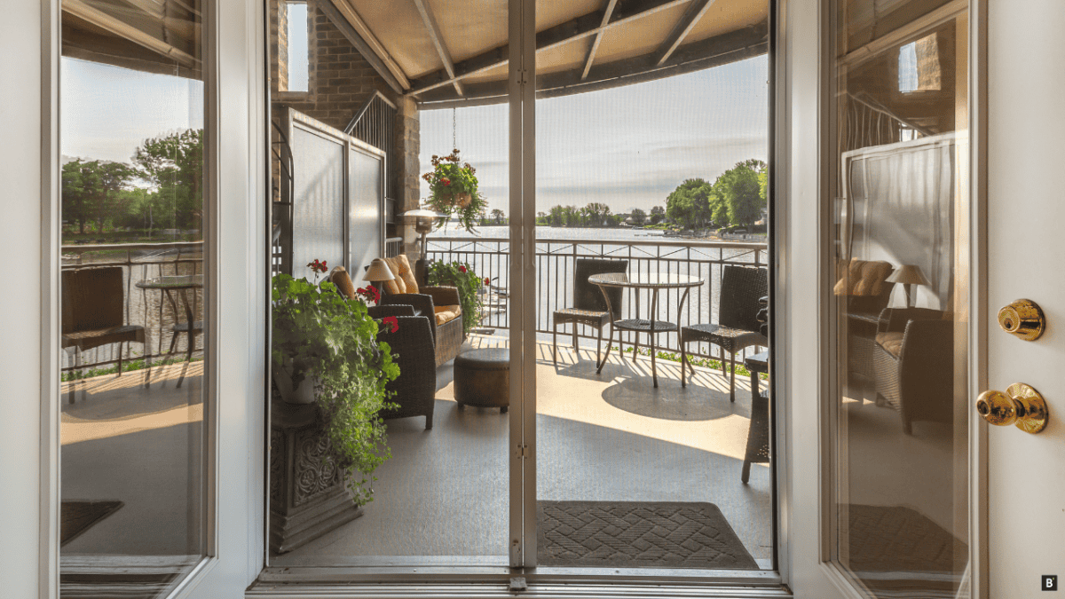 Ein Blick auf den Balkon durch einen zweiflügliche Balkontüre