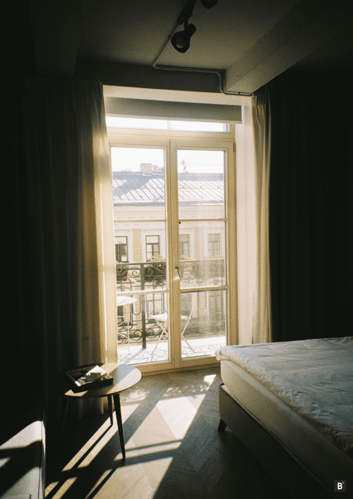 Blick aus dem Schlafzimmer durch die Balkontüre
