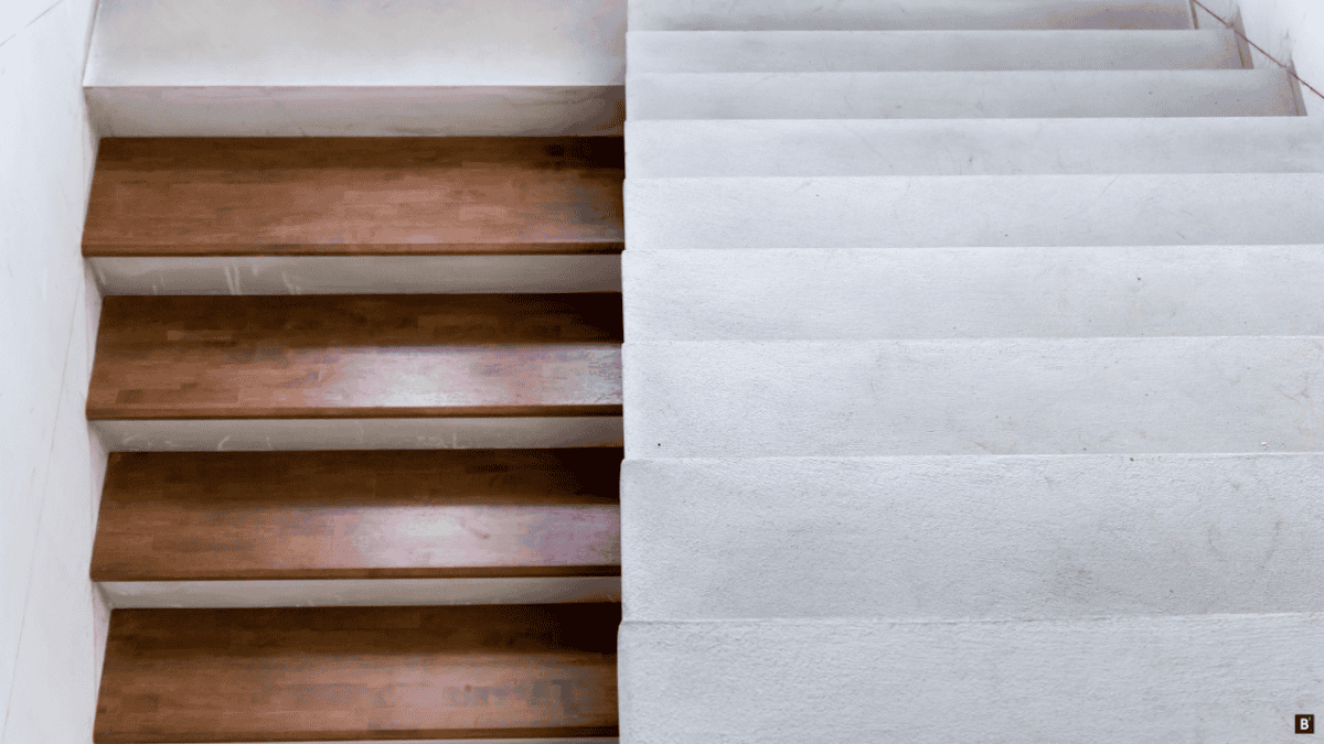 Eine Betontreppe mit Holzauflage verkleidet