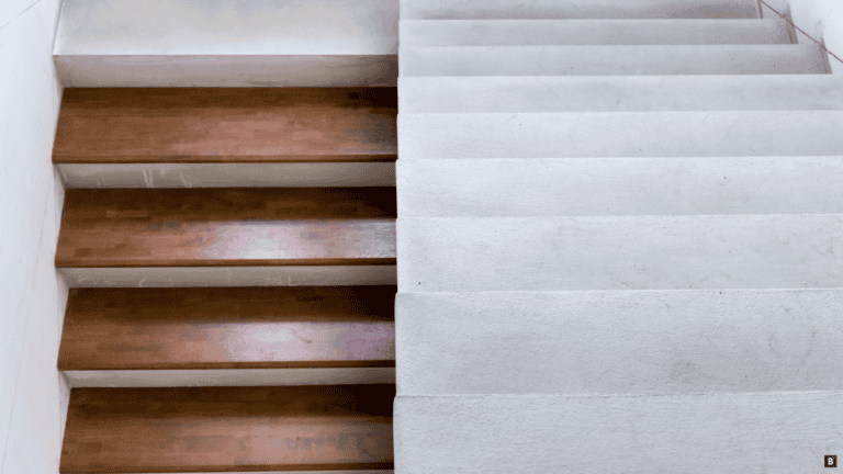 Eine Betontreppe mit Holzauflage verkleidet