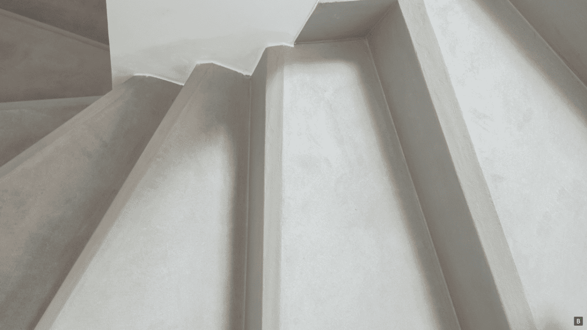 Eine gewendelte Betontreppe in einem Rohbau