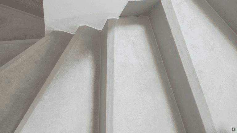 Eine gewendelte Betontreppe in einem Rohbau