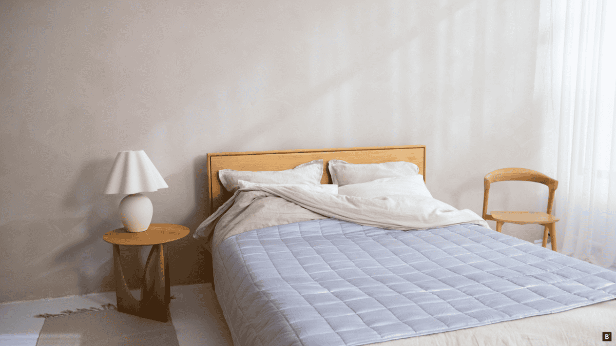 Ein Bett mit Tagesdecke