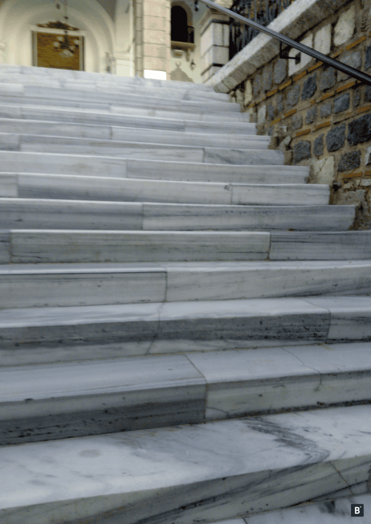Eine graue Natursteintreppe