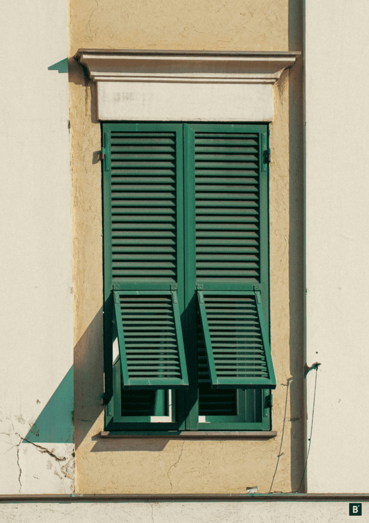 Grüne Holzfensterläden.