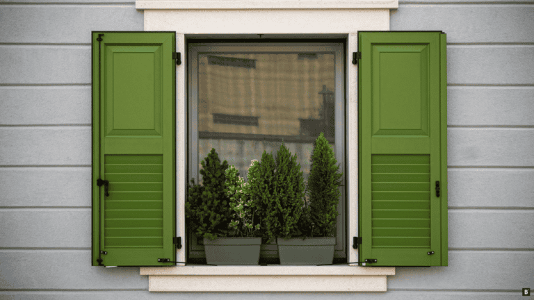 Hellgrüne Fensterläden auf weißer Holzhauswand, dazwischen kleine Büschchen auf dem Fensterbrett
