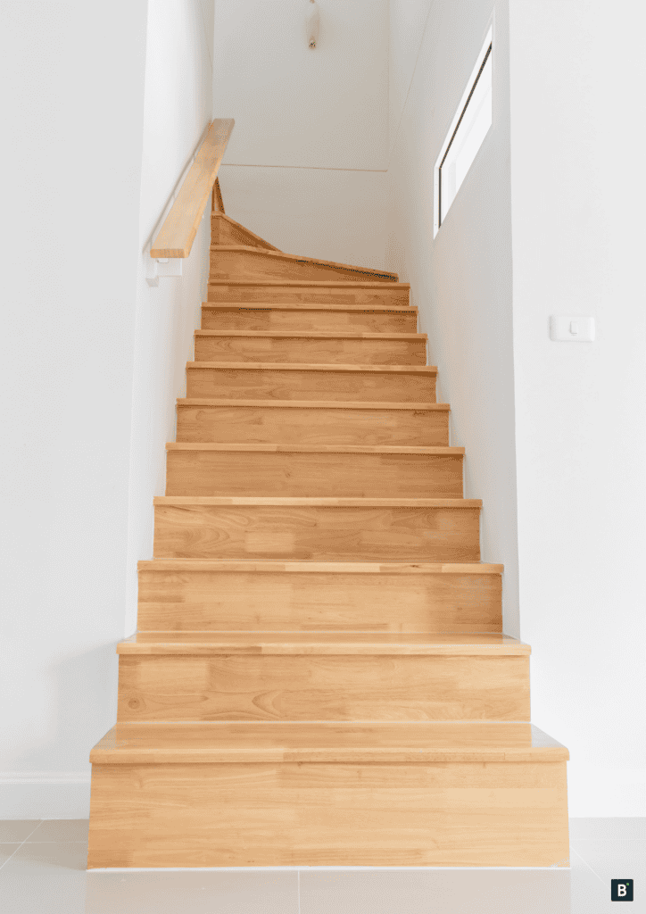 Eine Holztreppe mit hellem Holz