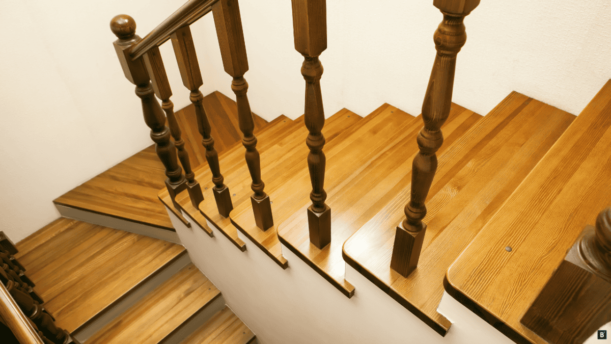 Eine moderne Holztreppe mit altem Handlauf