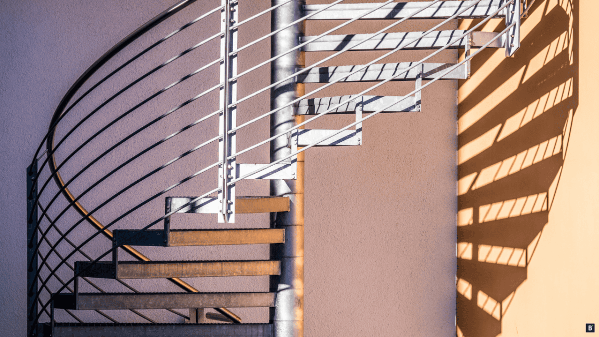 Eine Wendeltreppe aus Metall