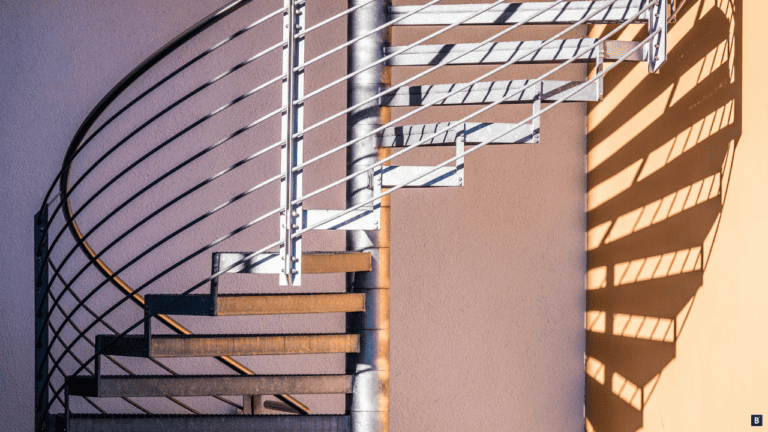 Eine Wendeltreppe aus Metall