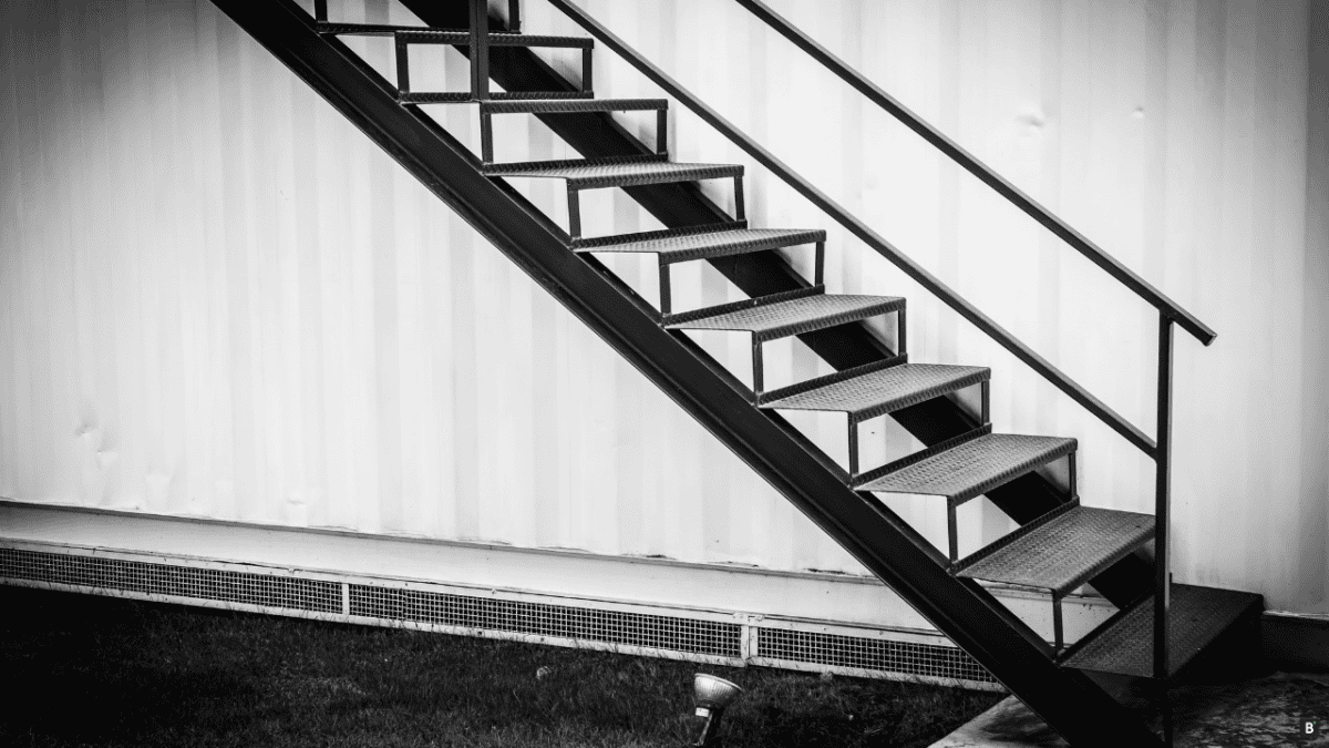 Eine massive Stahltreppe mit Handlauf