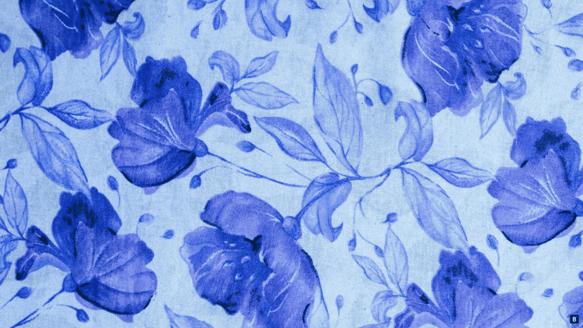 Ein blauer Stoff mit Blüten für den Wandbehang