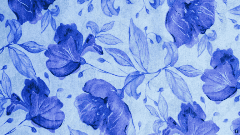Ein blauer Stoff mit Blüten für den Wandbehang