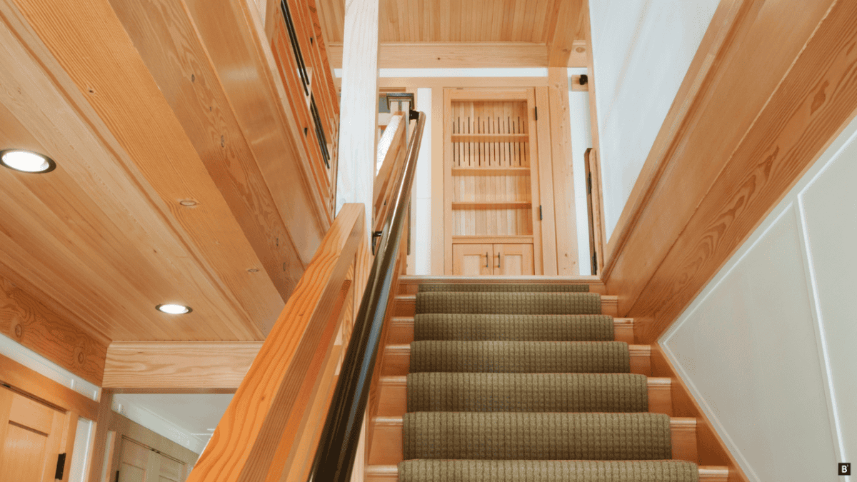 Ein grüner, rutschhemmender Teppich auf einer Holztreppe