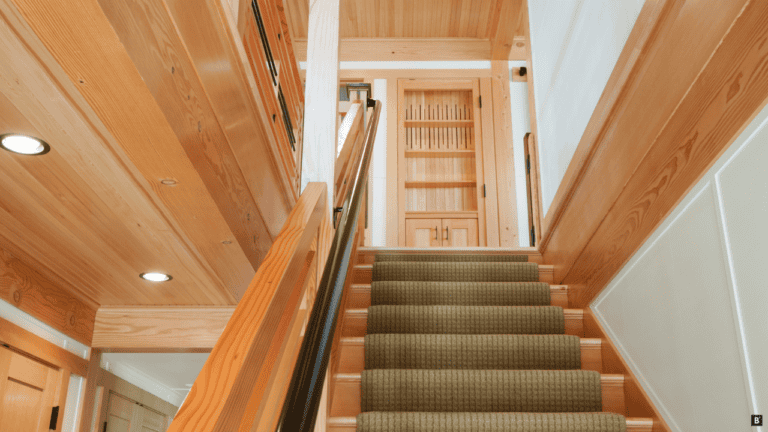 Ein grüner, rutschhemmender Teppich auf einer Holztreppe