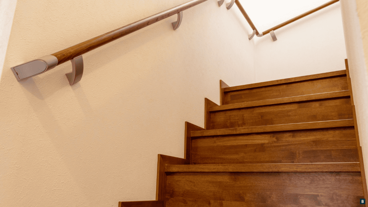 Ein Wandhandlauf aus Holz und Metall