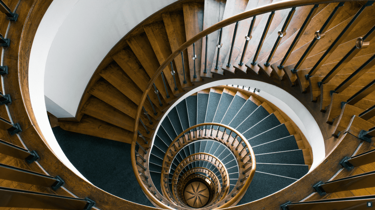 Eine restaurierte Holzwendeltreppe