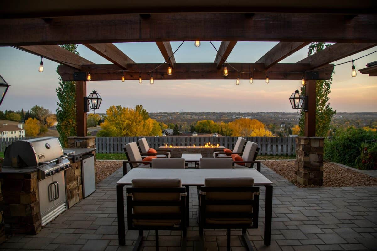 Eine Sitzgruppe auf einer Terrasse mit Pergola