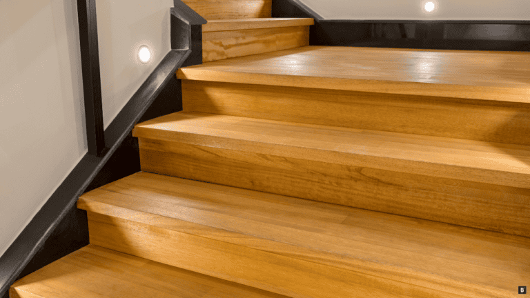 Eine beleuchtet Holztreppe mit dunklen Wangen