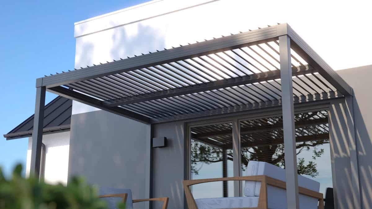 Ein Lamellendach über der Terrasse