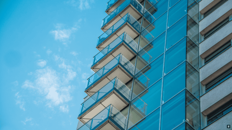Verglaste Balkone in einem Hochhaus