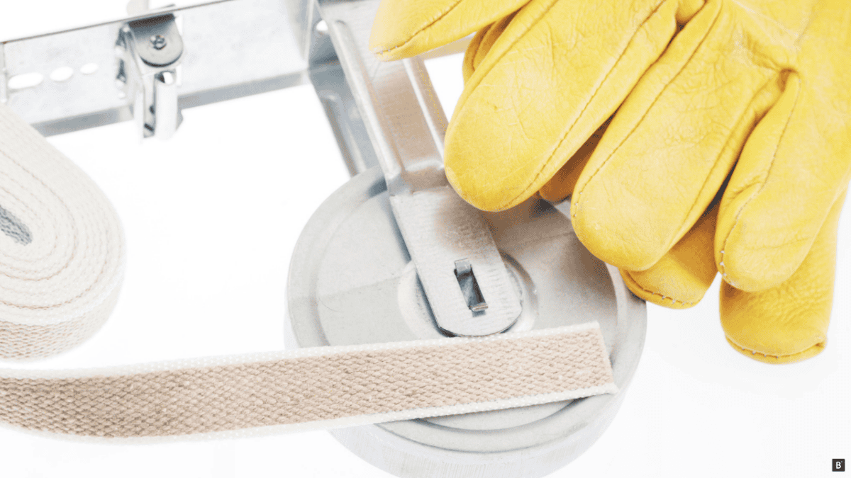 Handschuhe und ein Rollladengurt