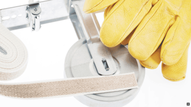 Handschuhe und ein Rollladengurt